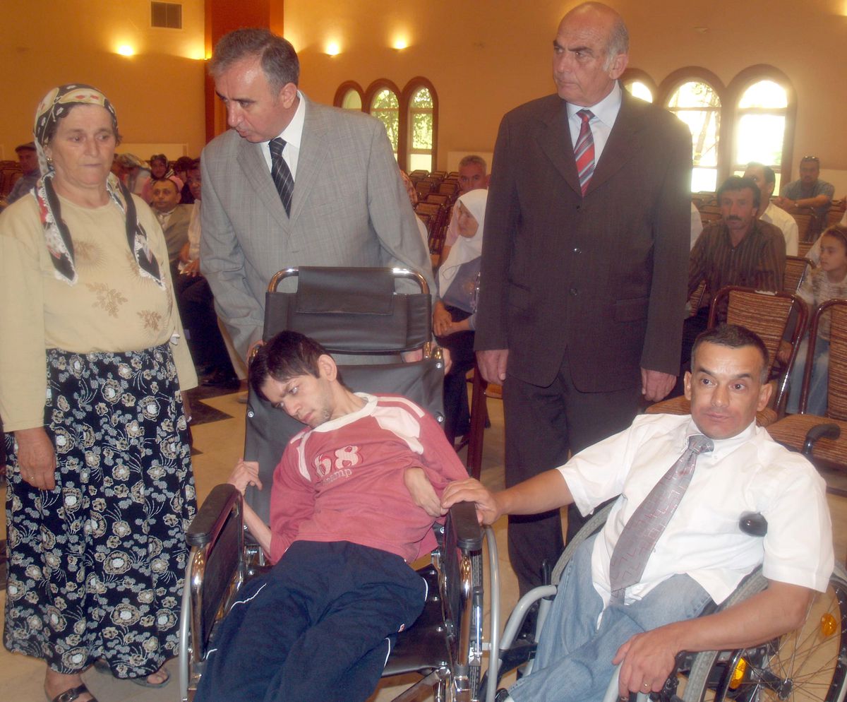 Bedensel Engellileri Tekerlekli Sandalye Dağıtıldı