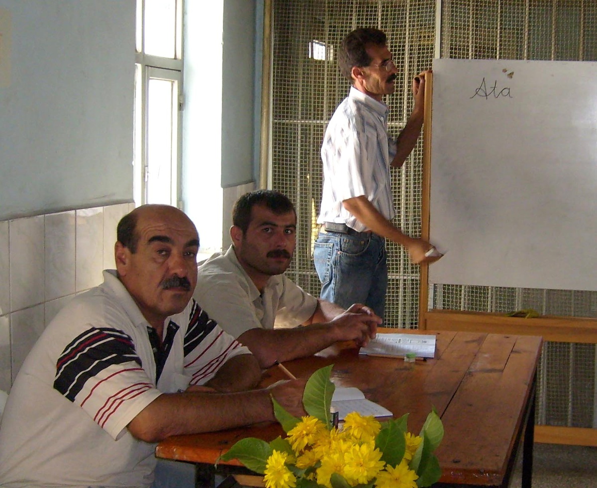 Simav\'da Mahkumlar Okuma Yazma Öğreniyor