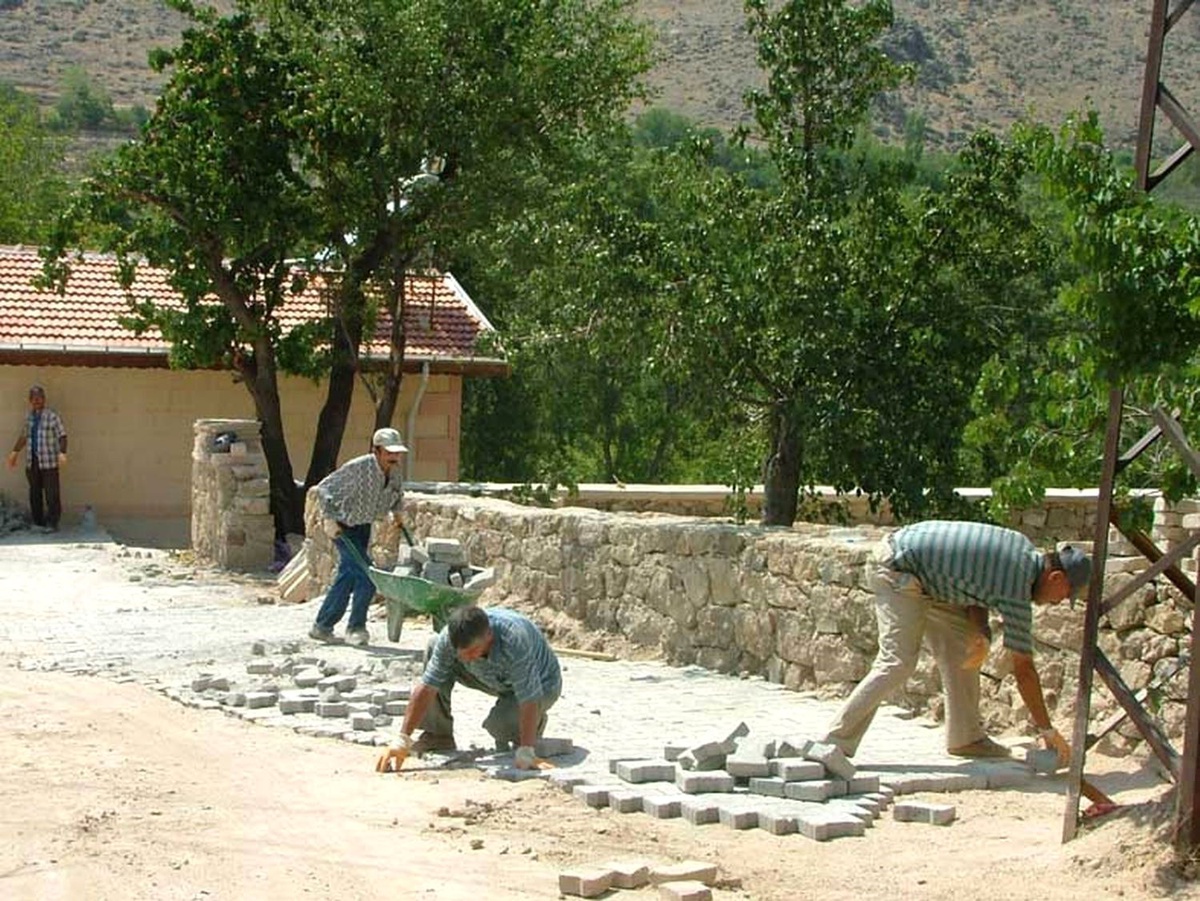 Niğde Belediyesi'nden Kaldırım Yenileme ve Asfalt Çalışması