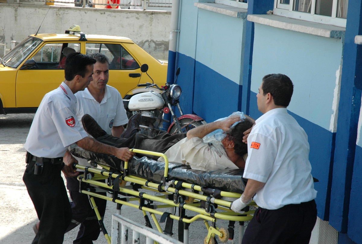 Otomobil ile Kamyon Çarpıştı: 3 Yaralı