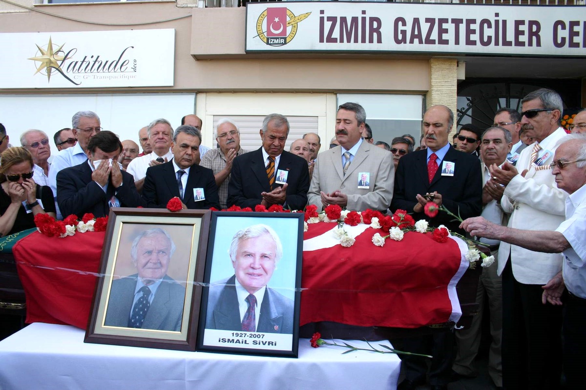 İzmir Gazeteciler Cemiyeti Onursal Başkanı İsmail Sivri İçin Cemiyet Binası Önünde Cenaze Töreni Düzenlendi.