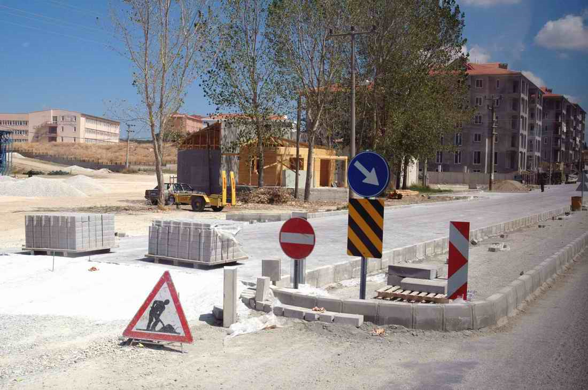 Kepez'de Çift Şeritli Yola Parke Taşı Döşeniyor