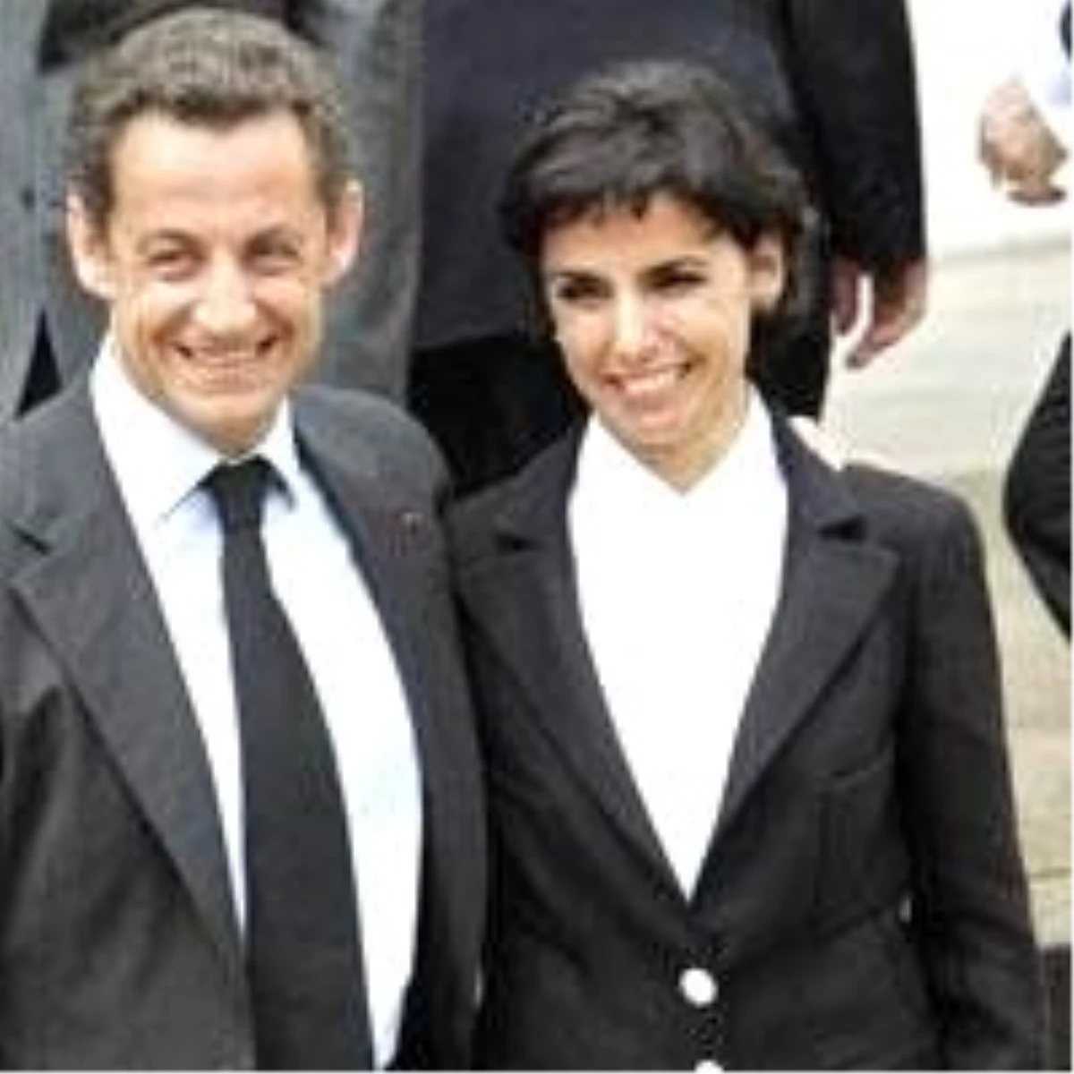 Sarkozy , Müslüman Seçmene Göz Kırpıyor
