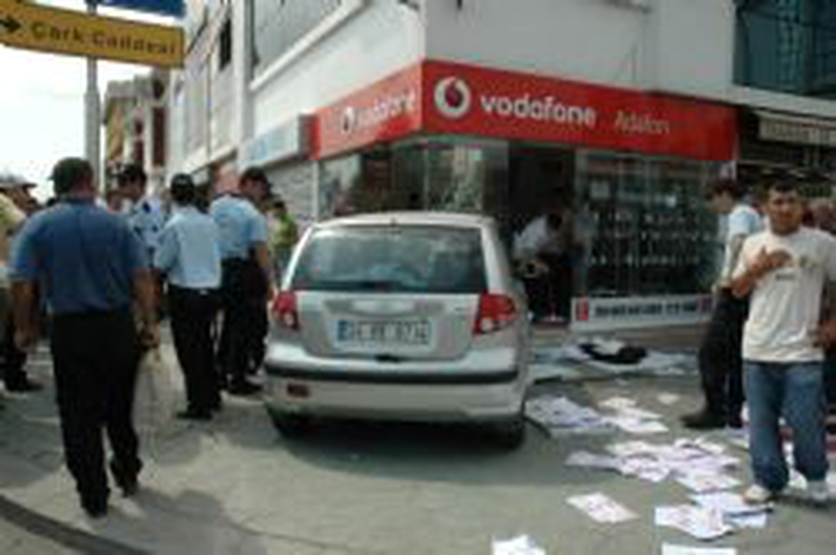 Otomobil Cep Telefonu Satan Dükkana Girdi