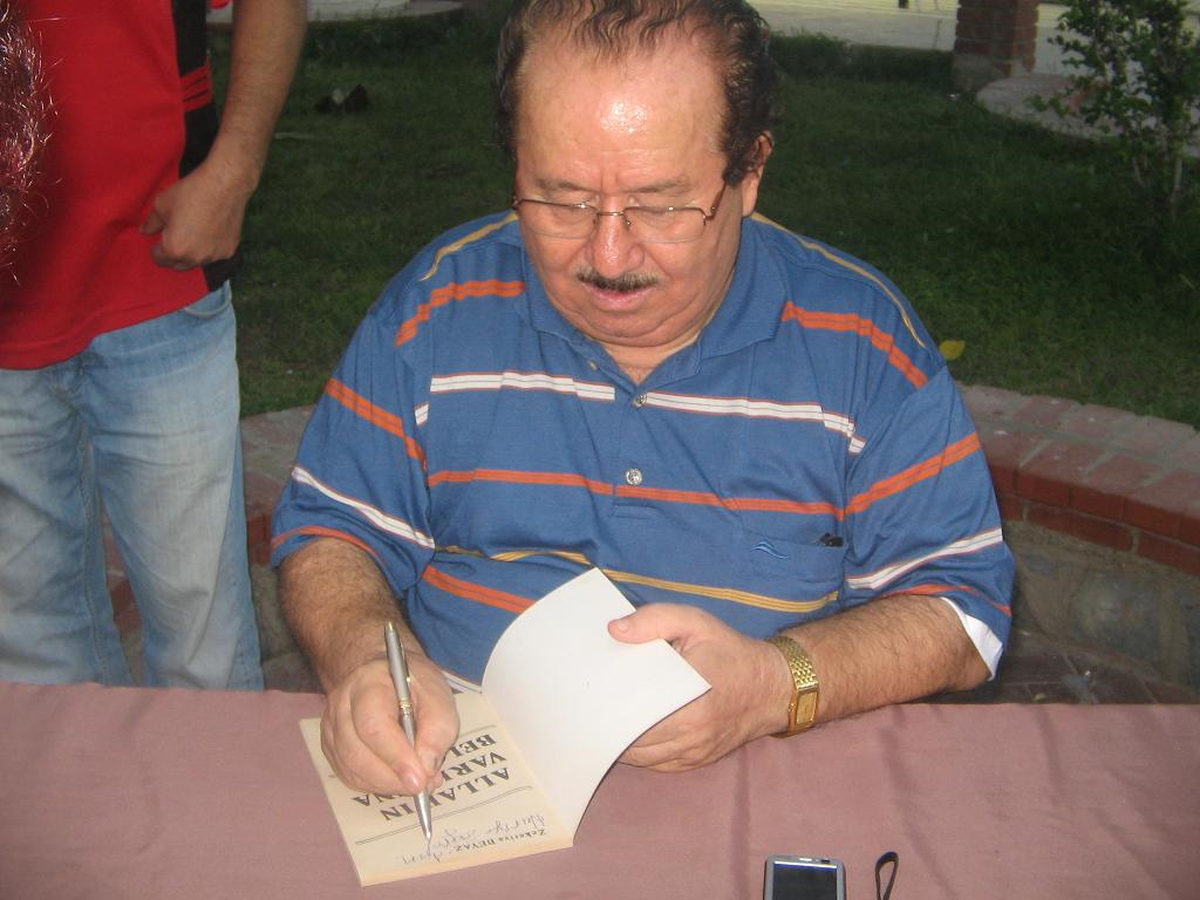 Prof Dr. Zekeriya Beyaz Didim'de Kitaplarını İmzaladı