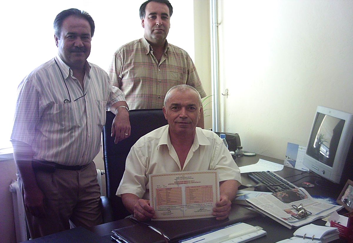 61 Yaşındaki Tapu Müdürü, 20 Yaşındaki Geliniyle Birlikte Bilgisayar Kursunu Tamamladı