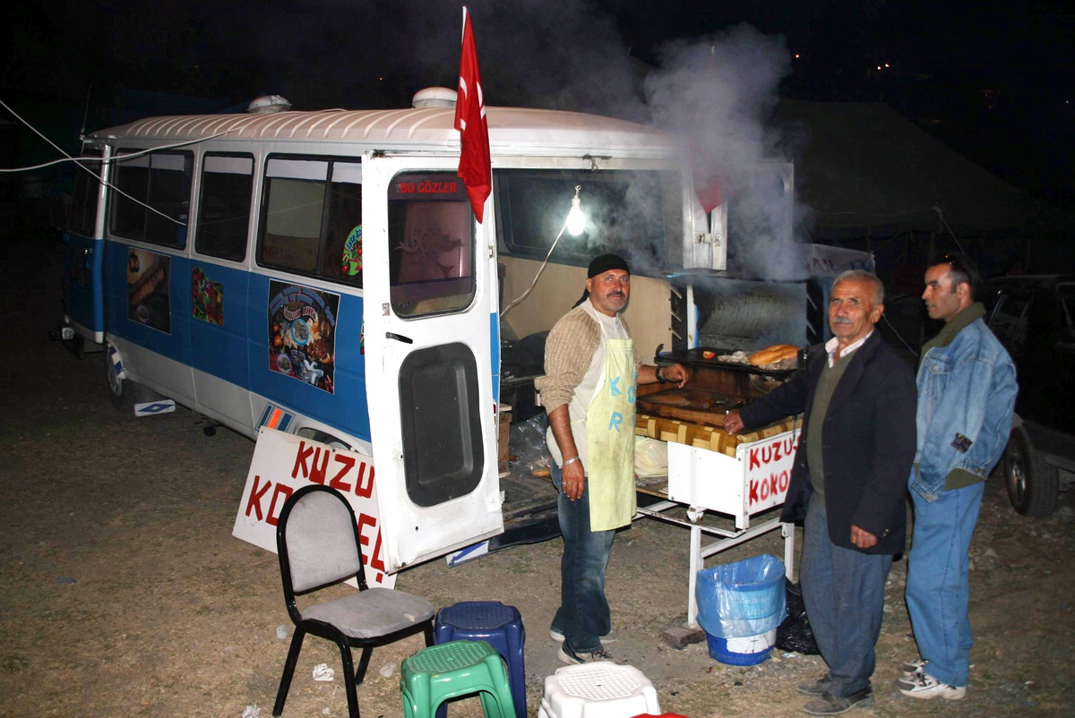 Dükkan Açmaya Parası Yetmeyince Minibüsü Lokantaya Çevirdi