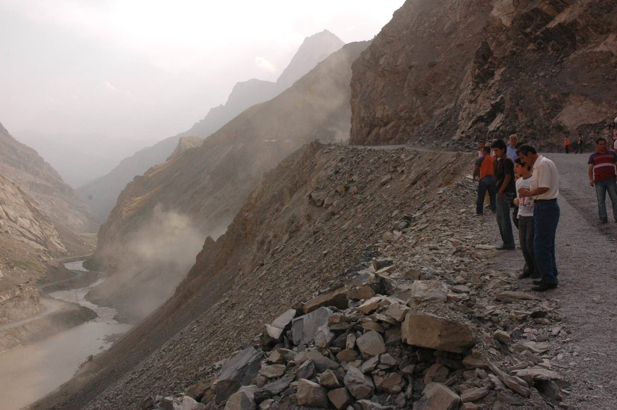 Hakkari'deki Yol Çalışmaları Zap Deresinin Rengini Değiştirdi