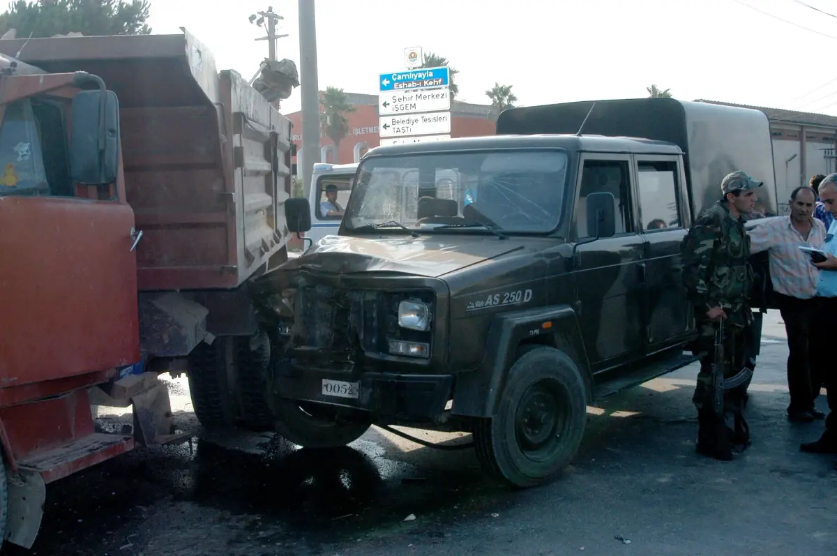 Mersin'de Askeri Araç ile Kamyon Çarpıştı: 3 Yaralı