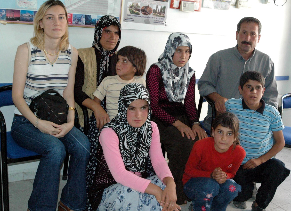 Birecik İlçe Kaymakamı Sonel, Engelli Vatandaşların Yardımına Koşuyor