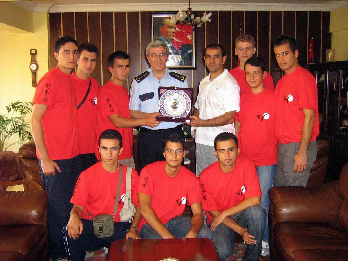 Akademili Karateciler Emniyet Müdürü İlhan'ı Ziyaret Etti