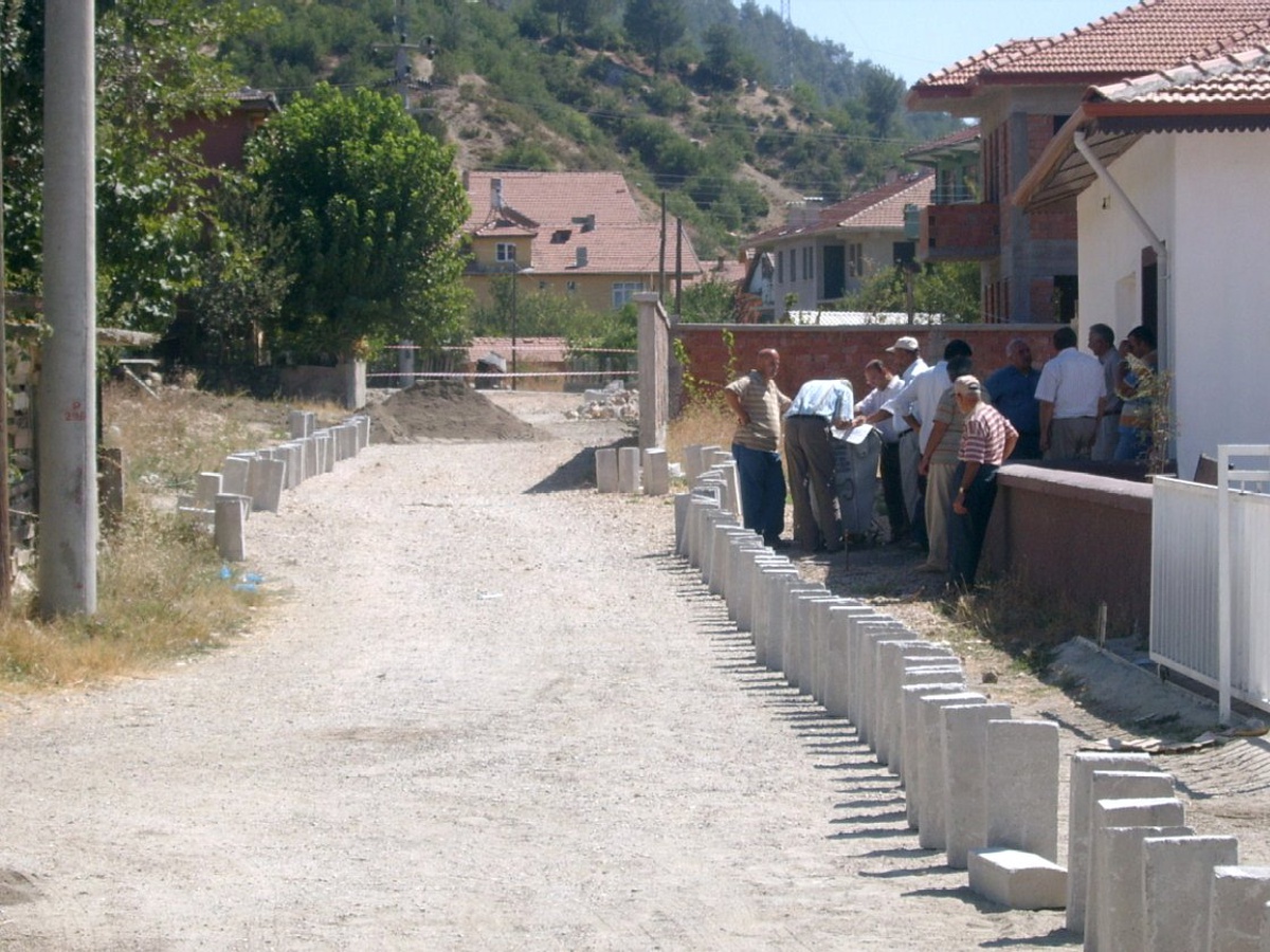 Taraklı Lisesi ve Sağlık Ocağı Yoluna Kilitli Parke