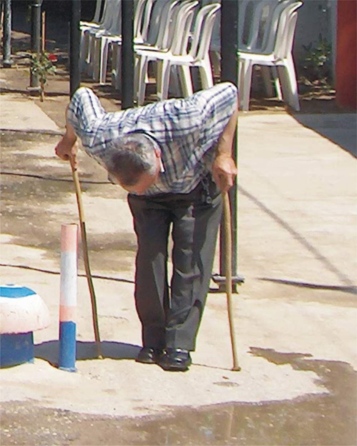 Kaymakam Doğuştan Özürlü Yaşlı Vatandaşı Sevindirdi