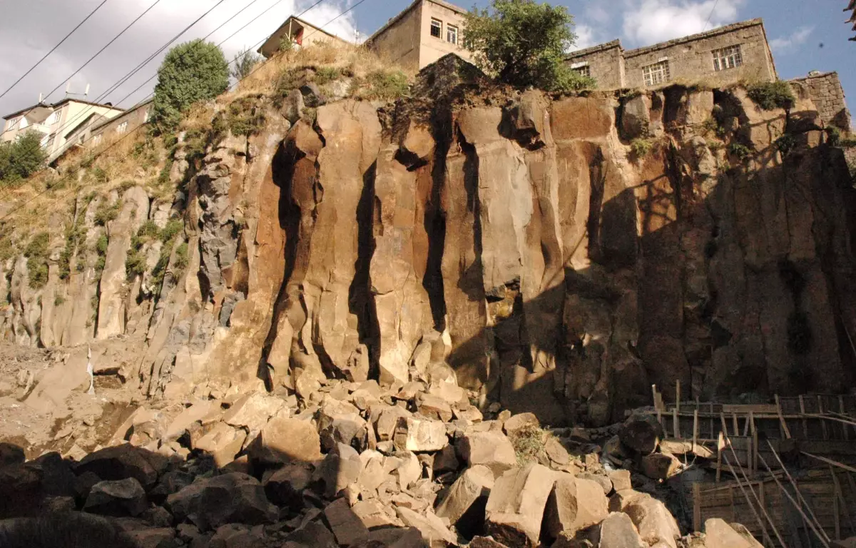 İnşaat Alanından Yola Düşen Kayalar Korkutuyor