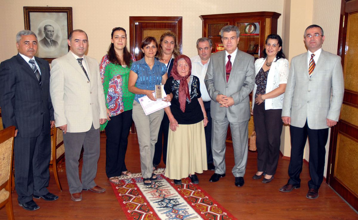 Eli Öpülesi Hanife Nine