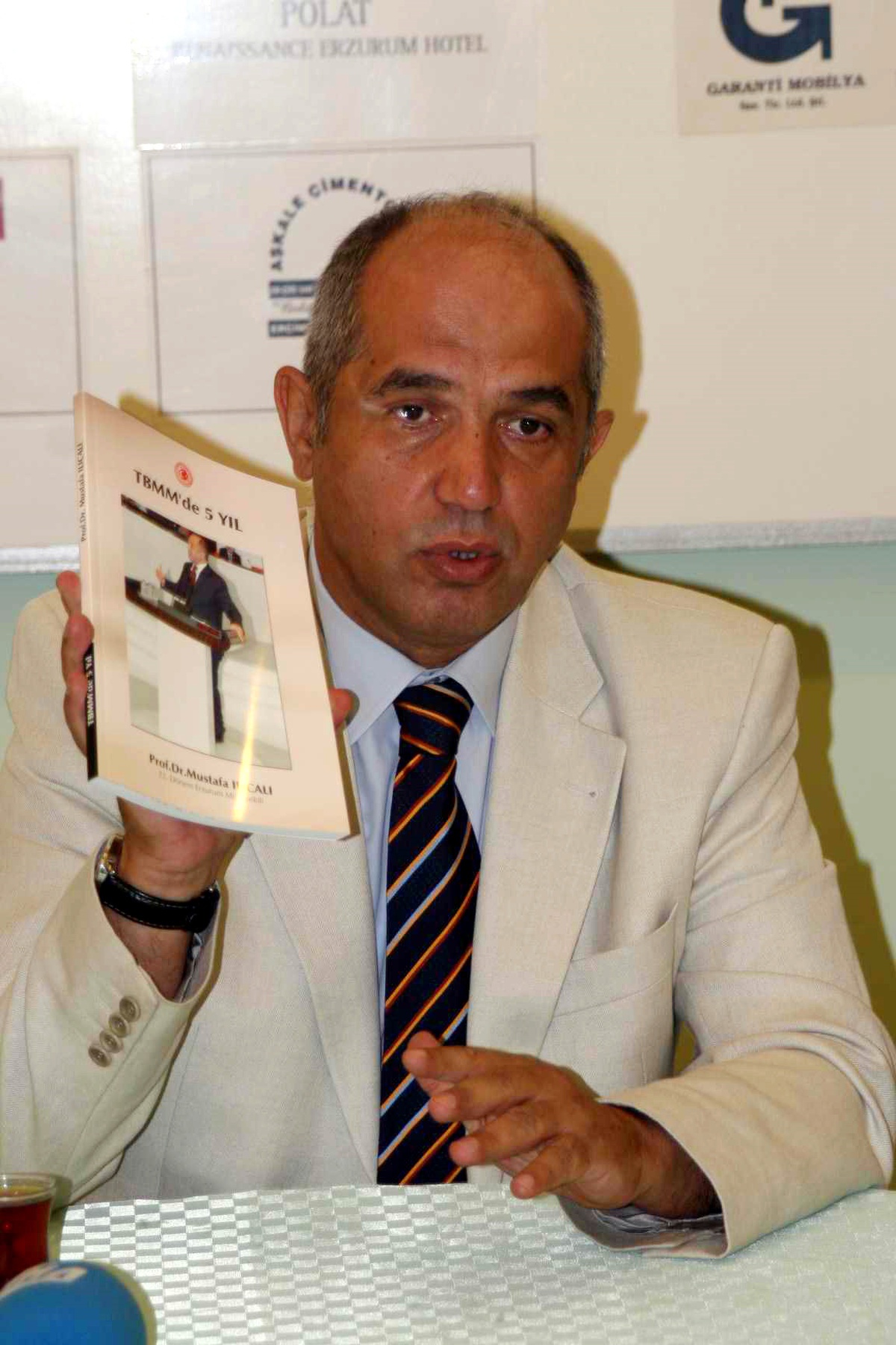 Eski AK Parti'li Vekil, Çalışmalarını Kitaplaştırdı