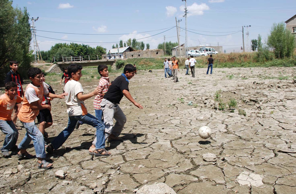 Kuruyan Dere Çocukların Futbol Sahası Oldu