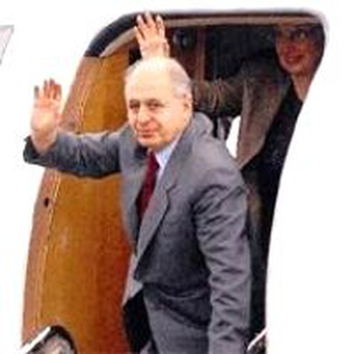 Sezer, Hediyeleri Bırakıp Gidiyor