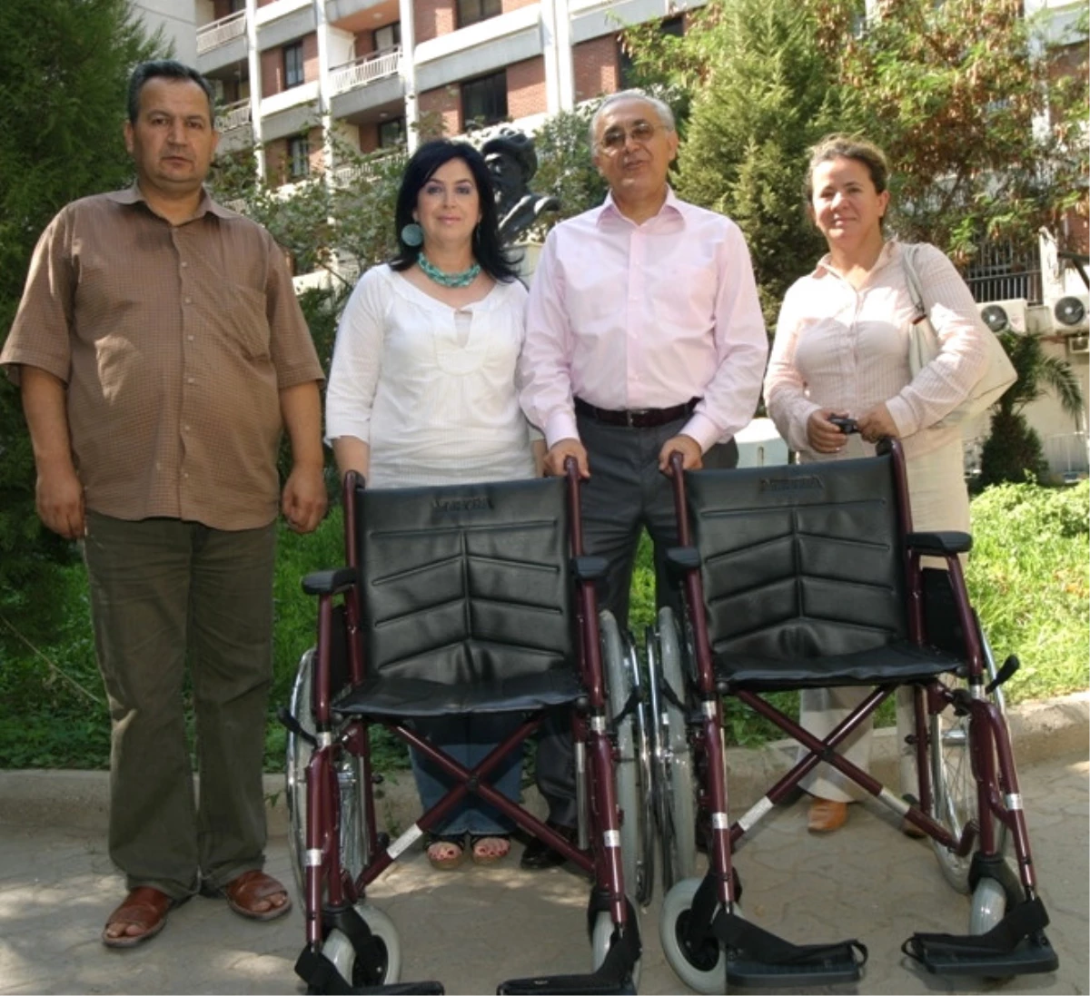 Konak Belediyesi\'nden Tekerlekli Sandalye Yardımı