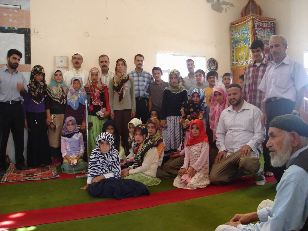 Kur'an Kursu'na Katılan Öğrencilere İmamdan Hediye