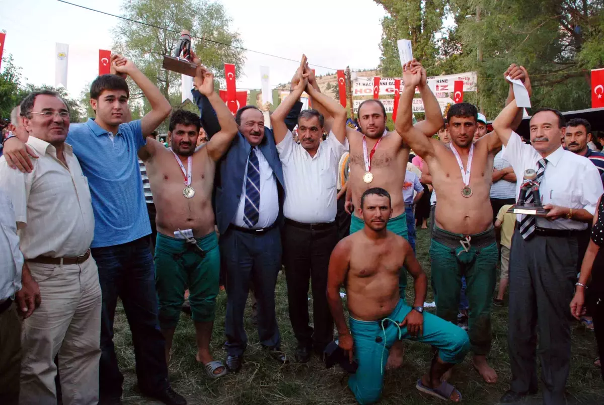 Hacıalanı Karakucak Güreşleri\'nde Başpehlivanlığı Faik Zengin Kazandı