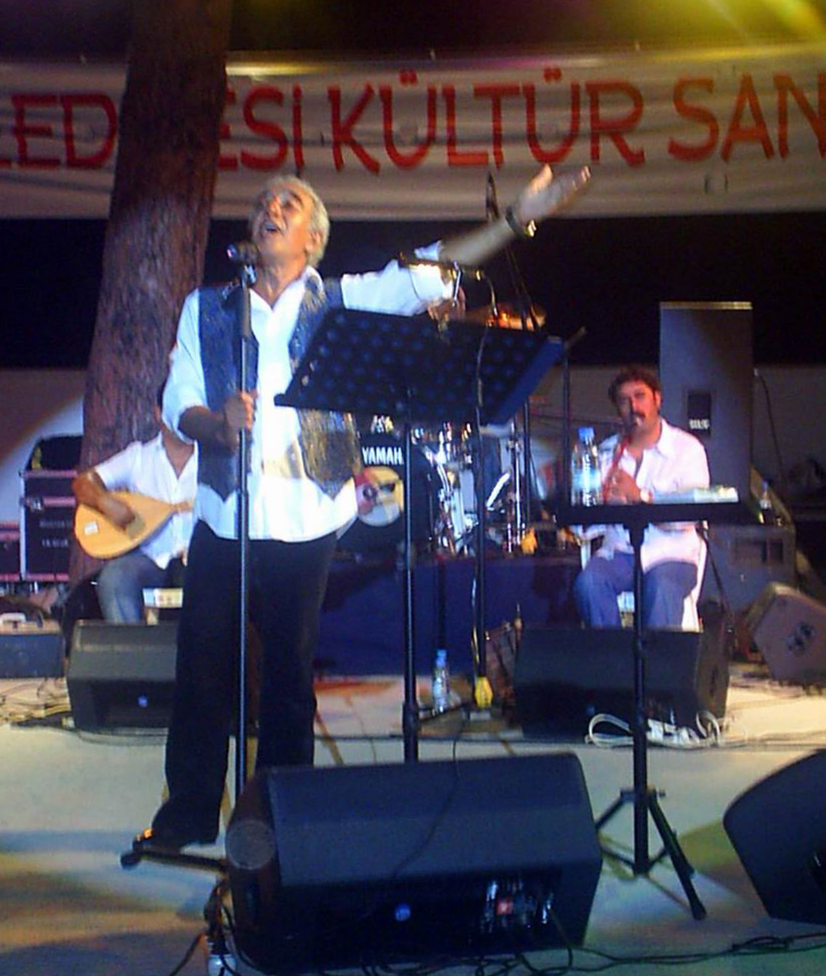 Ayvalık'ta Edip Akbayram Coşkusu