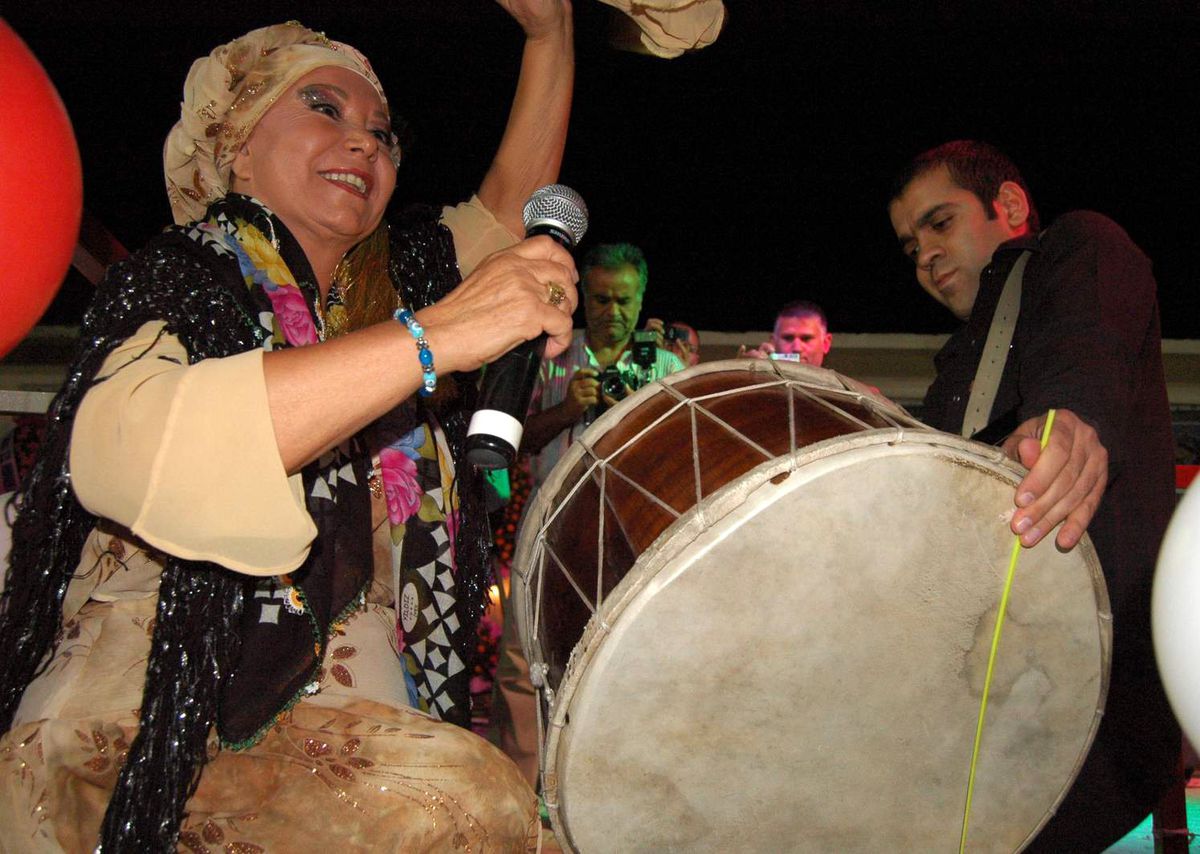 Bedia Akartürk Göbeğinin Üzerinde Davul Çaldırdı