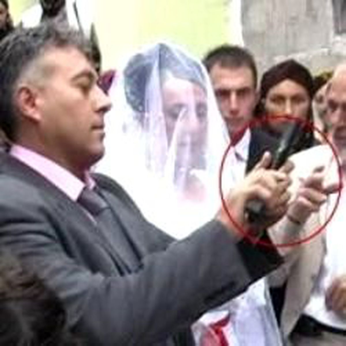 Gelin 2 Şarjör Mermi Boşalttı