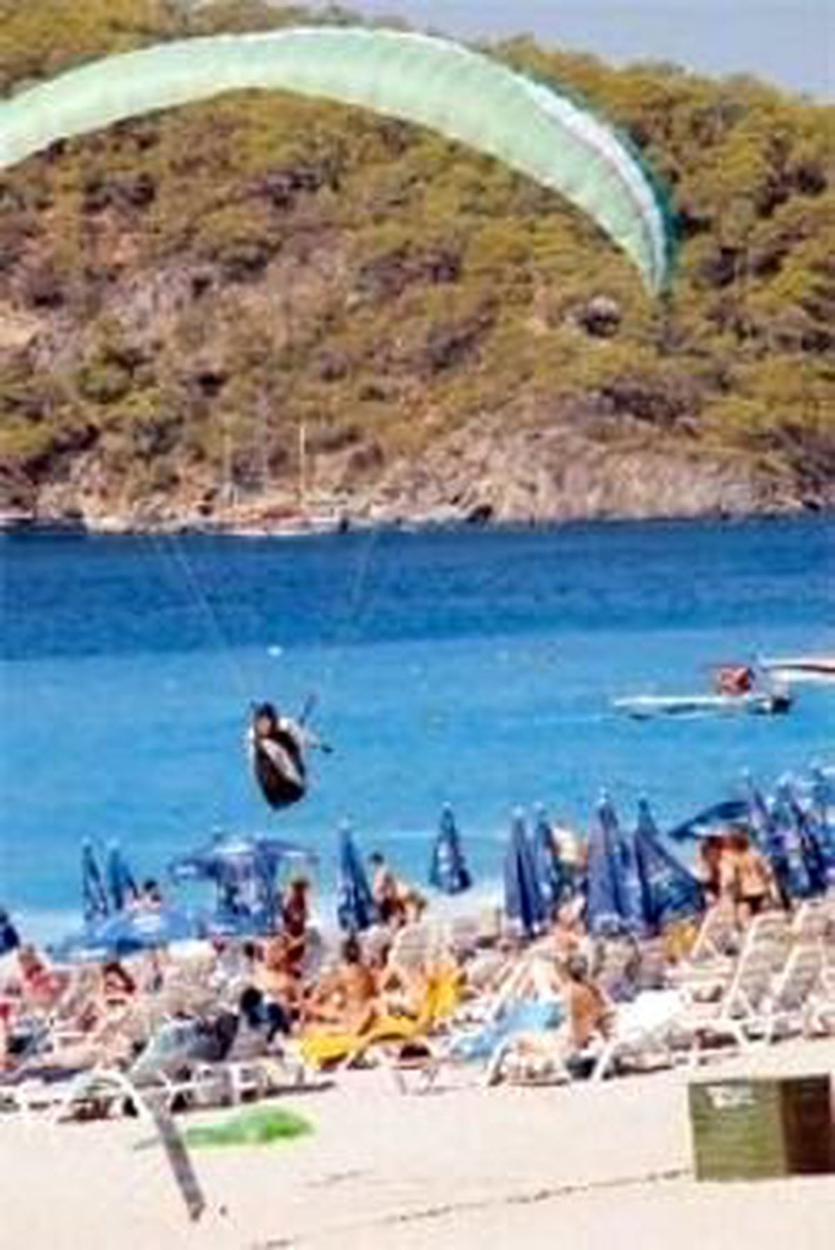 Turistlerin Üstüne Düştü