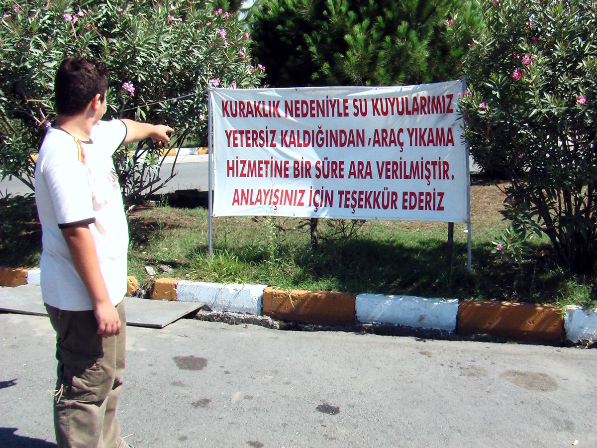 Benzin İstasyonlarından Kuraklık İçin Pankartlı Çözüm
