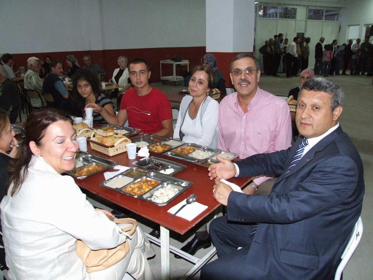 Başkan Eraydın'dan 2 Bin Vatandaşa İftar Yemeği