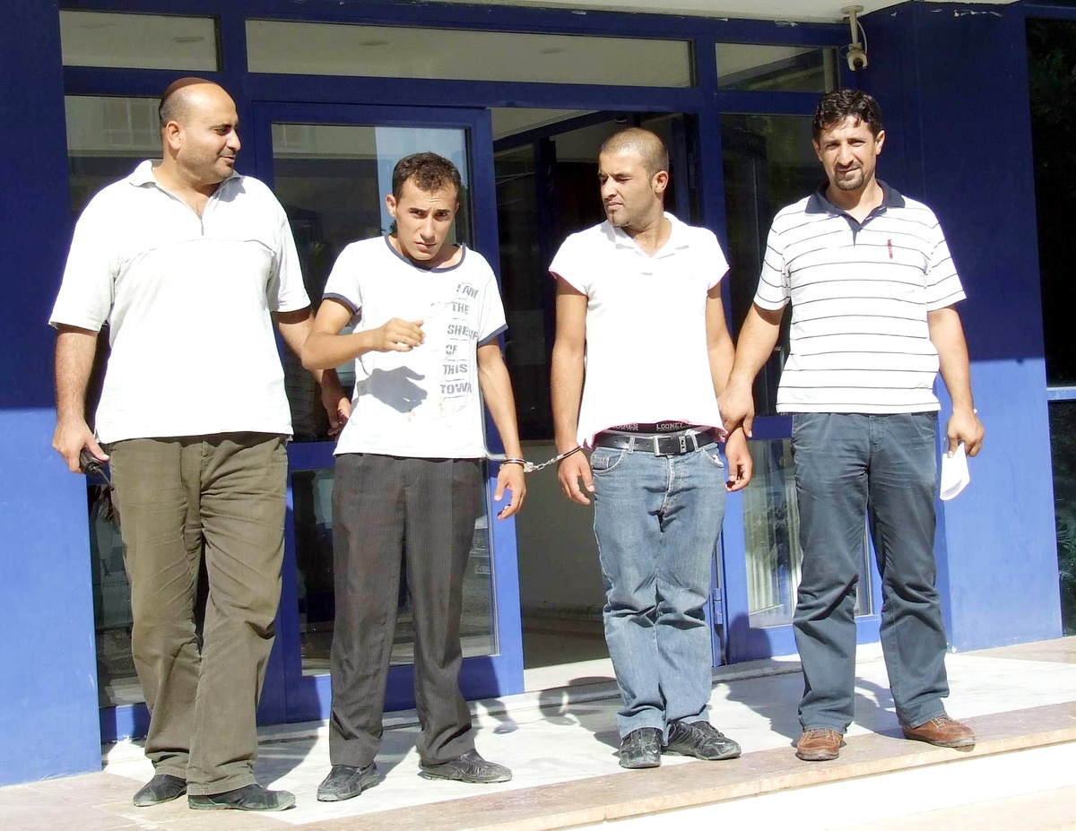 Kamyonetten Teyp Çalarken Yakalandılar