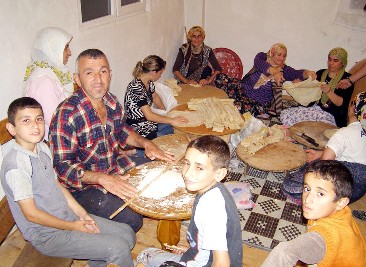 Eşinin Yerine Bayanların Arasında Yufka Açtı