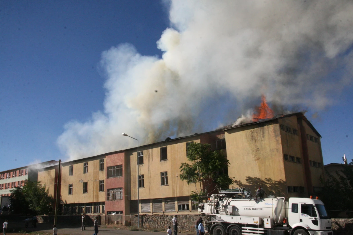 Bingöl\'de Eski Lise Binasında Yangın