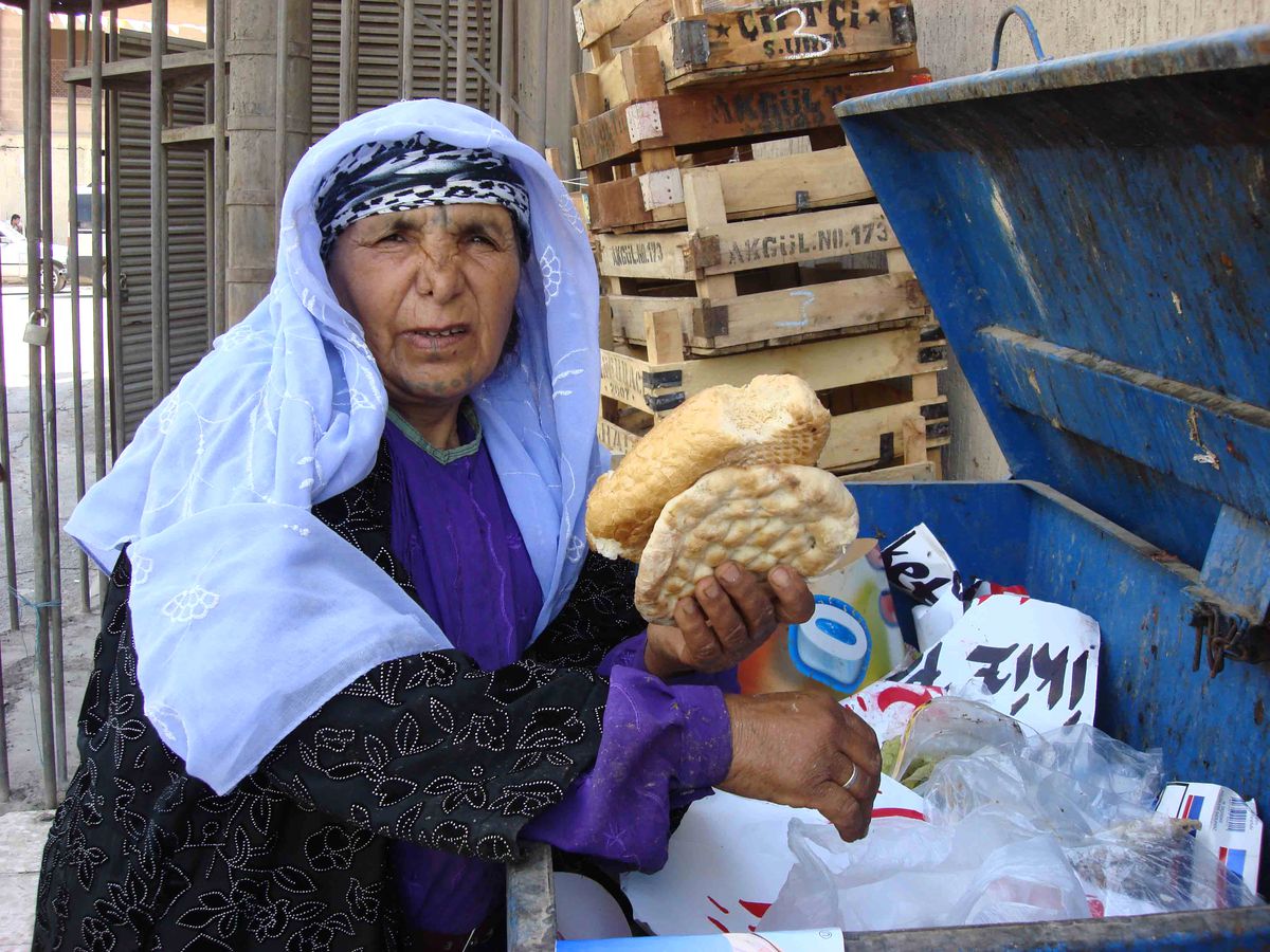 74 Yaşındaki Nine, Torunlarına Bakmak İçin Çöpten Ekmek Topluyor
