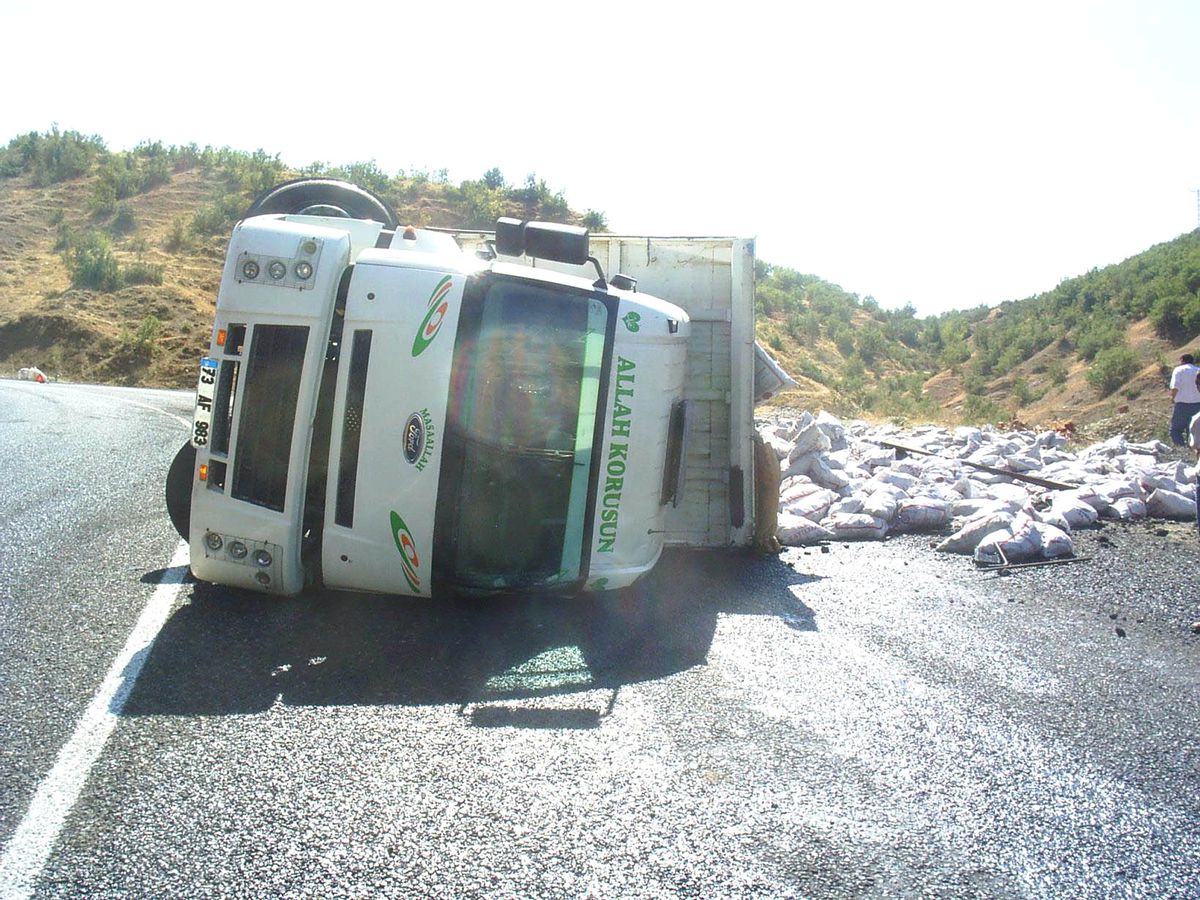 Yardım Kömürü Taşıyan Kamyon Devrildi
