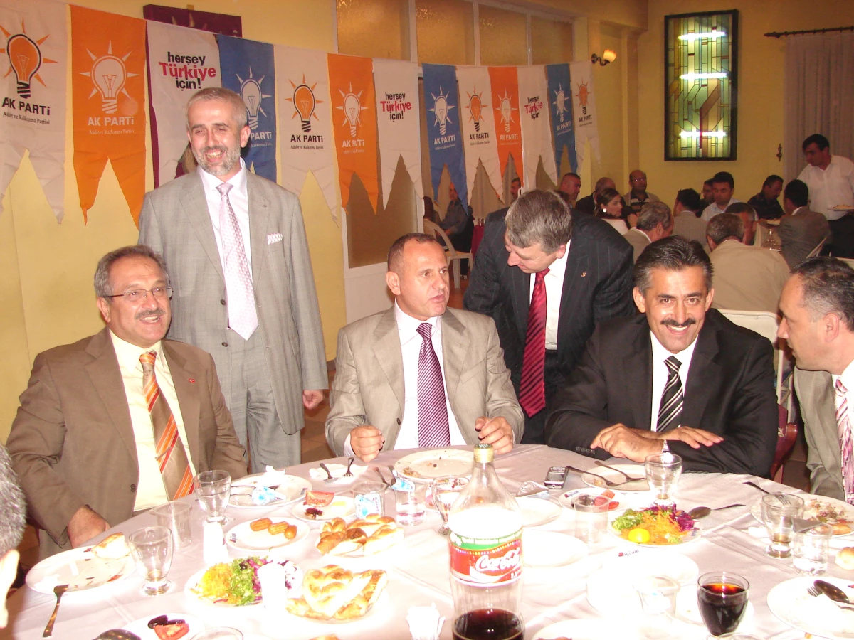 AK Parti Düzce İl Teşkilatı İftar Yemeğinde Bir Araya Geldi
