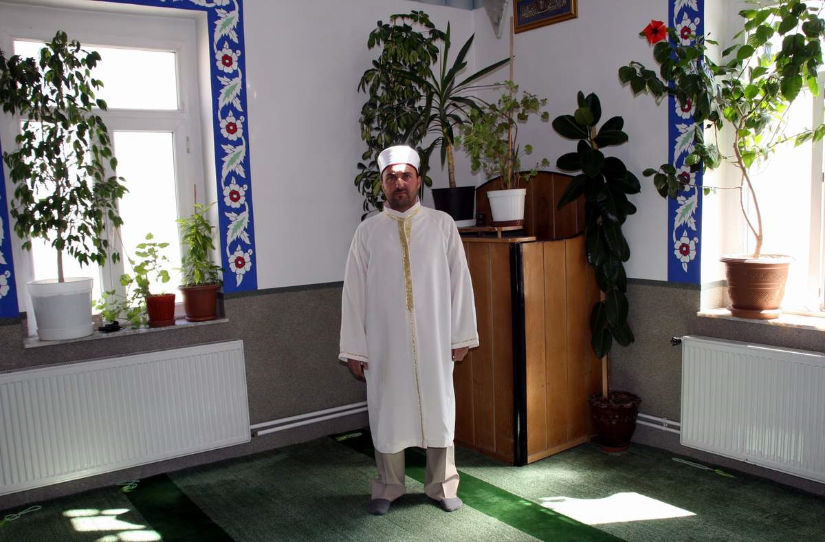 Çevreci İmam Camiyi Çiçek Bahçesine Çevirdi