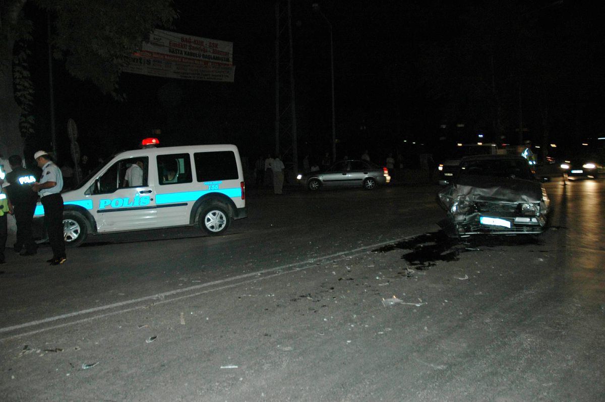 Polis Aracı ile Otomobil Çarpıştı: 3 Yaralı