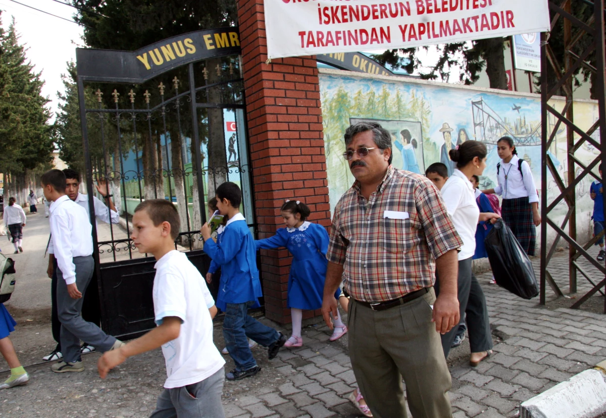 Atatürk Resminin Üzerine Tabela Asılan Okulun Müdürü Açığa Alındı