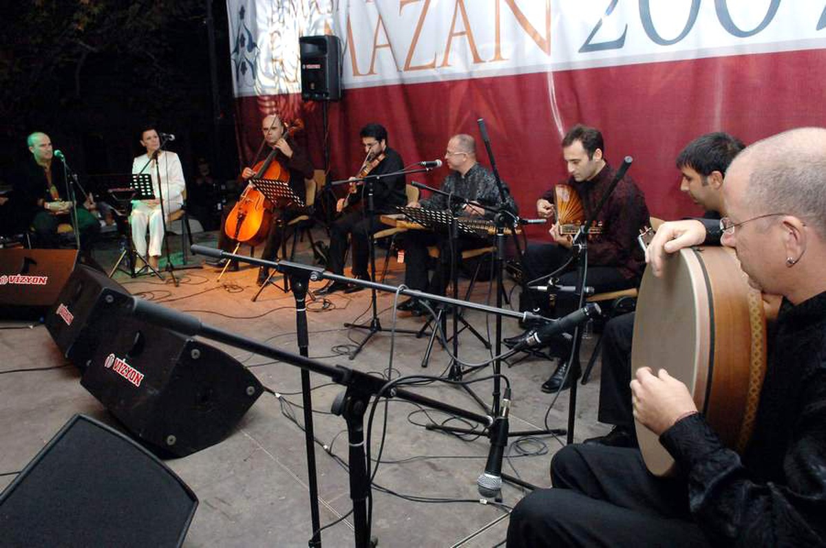 'İstanbul Sazendeleri' Zeki Müren'i Sahnede Andı