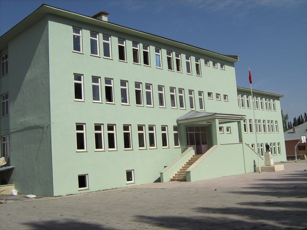 Çayırlı'da İlköğretim Okulları Tadilattan Geçti