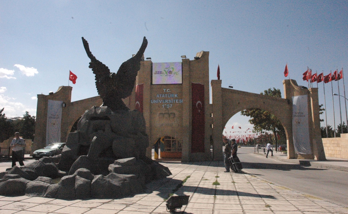 Üniversite Öğrencileri Esnafın Yüzünü Güldürdü