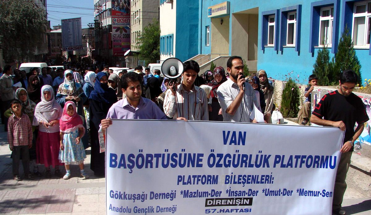 Van'da 'Başörtüsüne Özgürlük' Eylemi