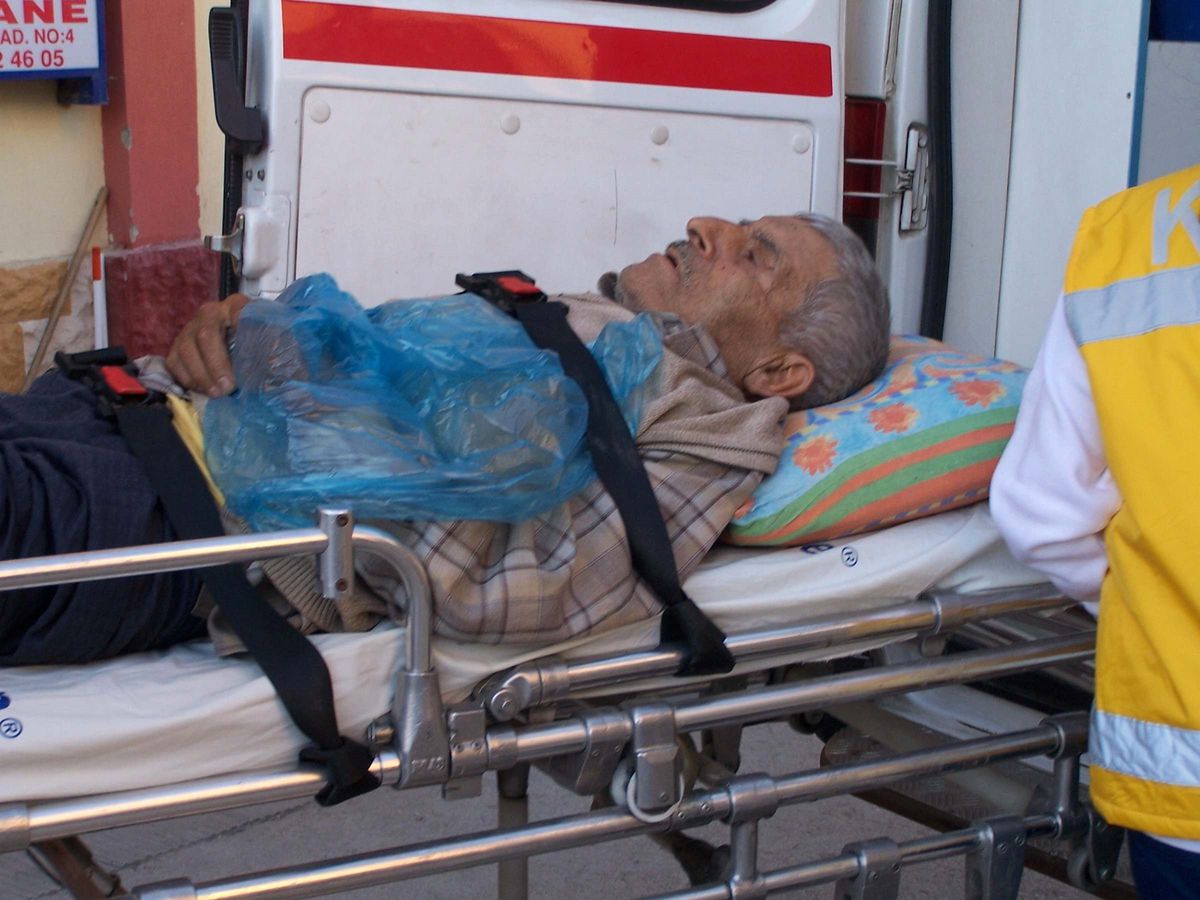 Çatıdan Düşen Yaşlı Vatandaş Yaralandı