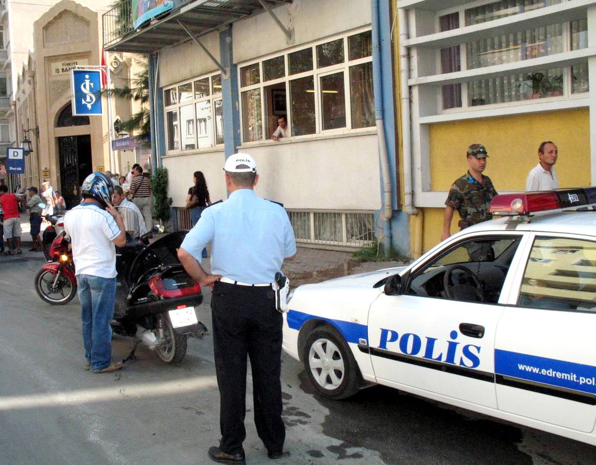 Plakasız Diye Durdurulan Motosikletten Ruhsatsız Silah ile Hint Keneviri Çıktı