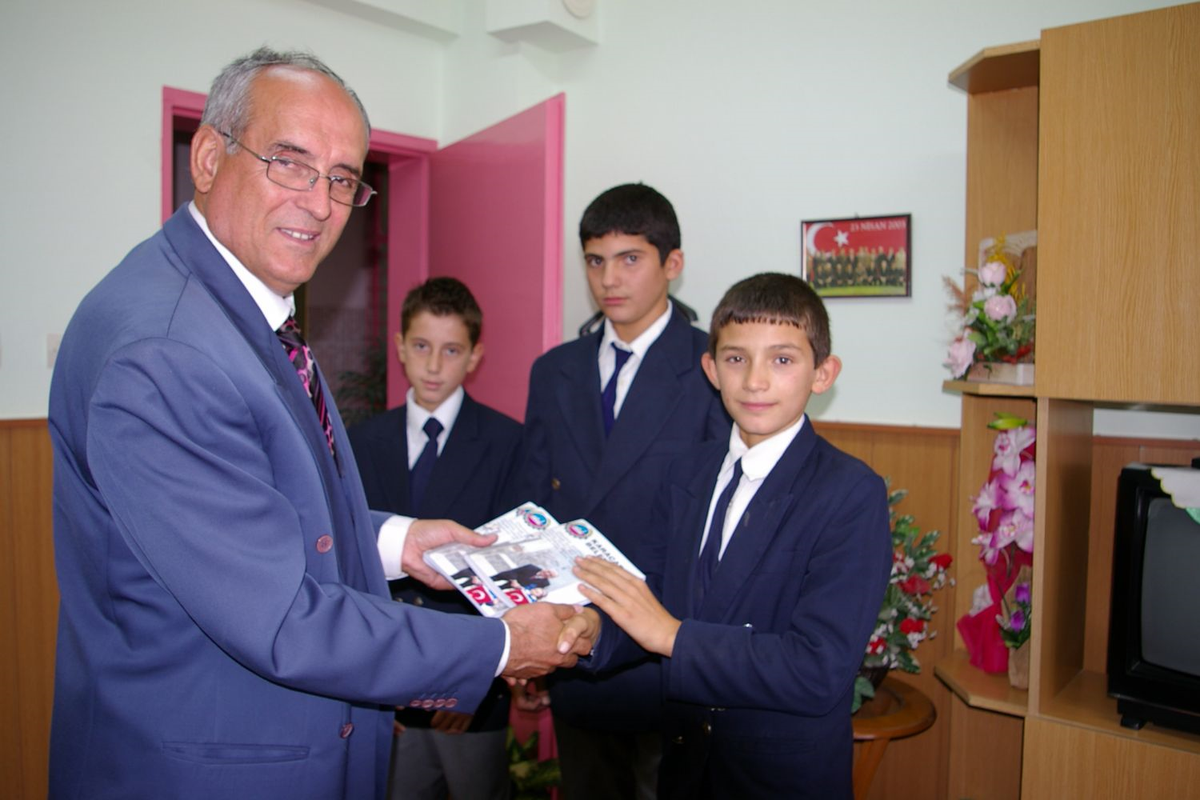 Karacabey Belediyesi'nden Öğrencilere Defter Armağanı