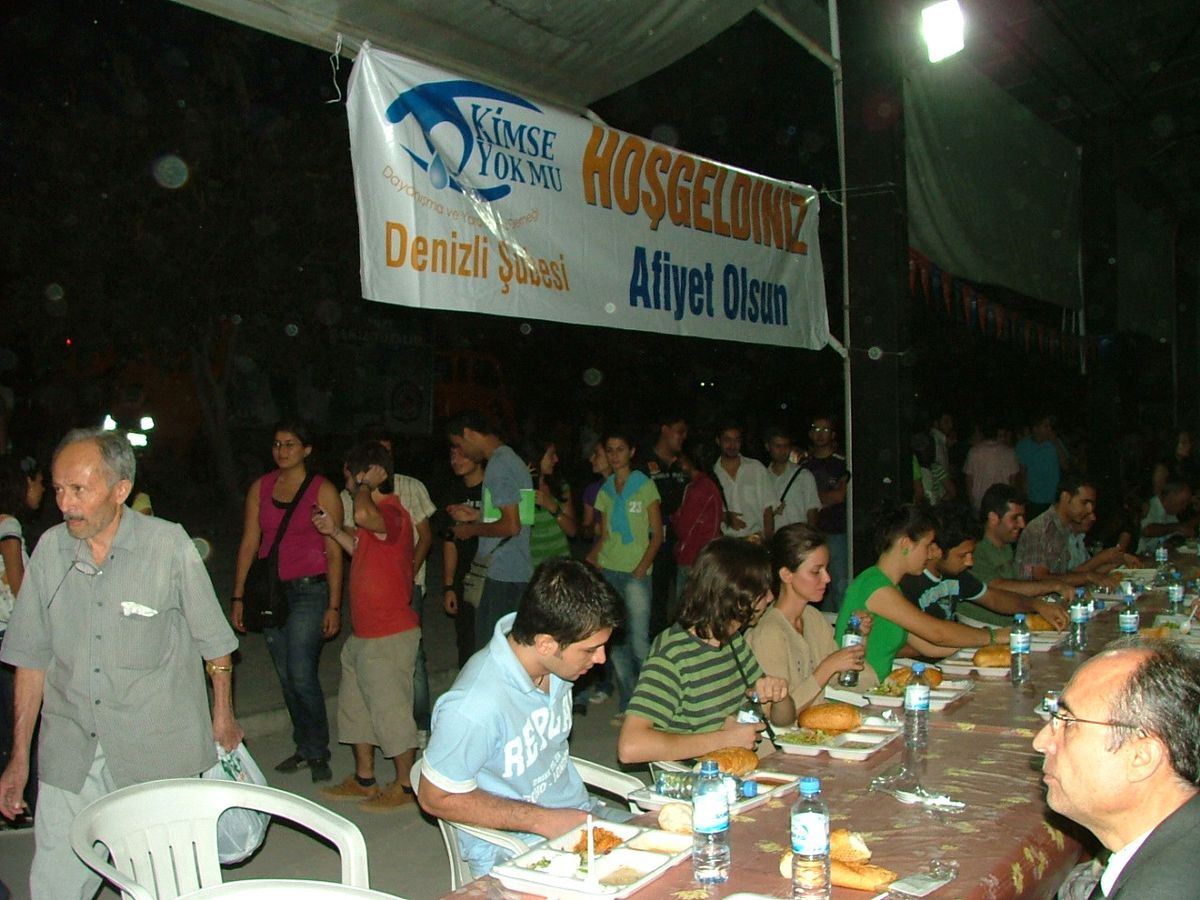 Kimse Yok mu Derneği'nden 4 Bin Kişiye İftar Yemeği
