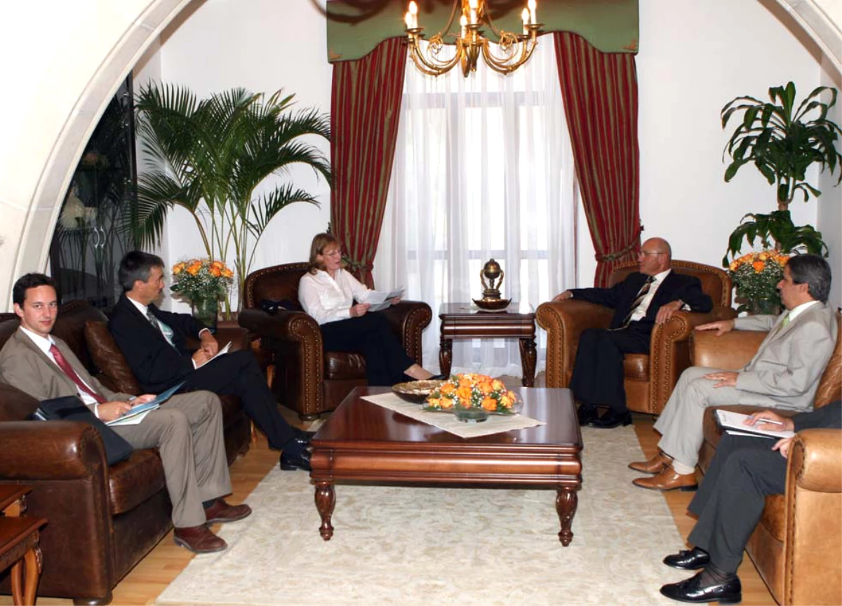 Joan Ryan KKTC Cumhurbaşkanı Talat ile Görüştü