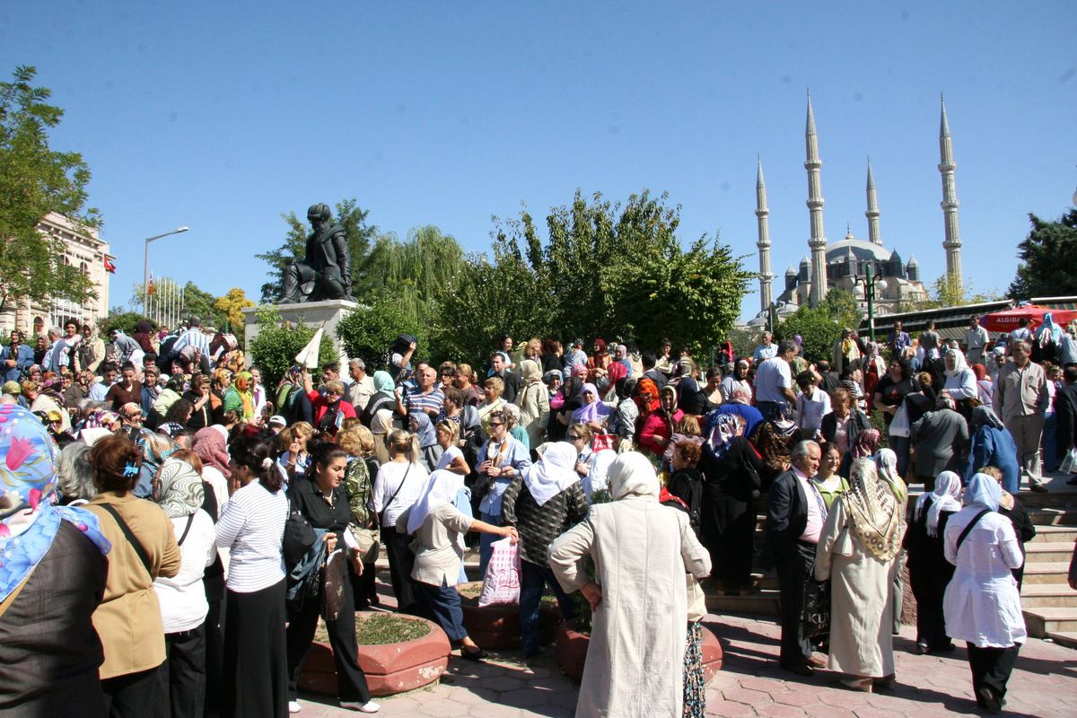 2 Bin 500 Kişilik Gezi Kafilesi, Trafiğin Aksamasına Neden Oldu